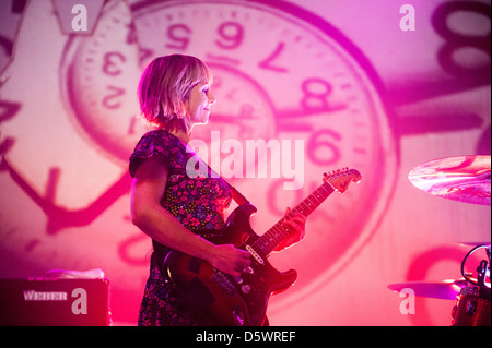 Banda di gallese la gioia formidabile eseguendo il 2 aprile 2013 al Vic Theatre in Chicago. Credito: Max Herman/Stereogum.com/Alamy Foto Stock