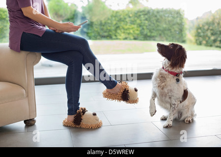 Dog sitter per la donna con un telefono cellulare Foto Stock