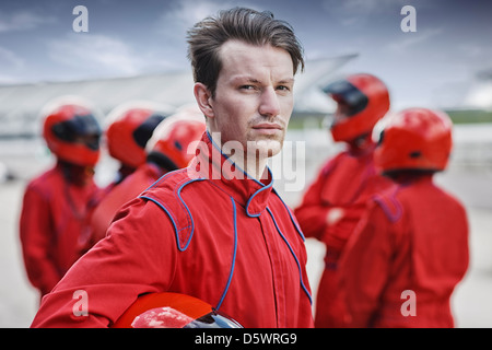 Racer holding casco su via Foto Stock