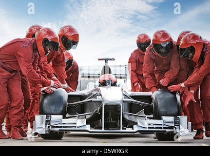 Racing team lavora al pit stop Foto Stock