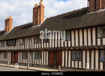 Riga del XV secolo in bianco e nero graticcio gli ospizi di carità in Church Street, Stratford-upon-Avon, Warwickshire, Inghilterra, Regno Unito Foto Stock