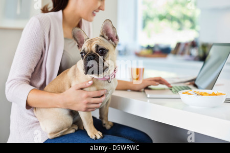 Donna con notebook con il cane in giro Foto Stock