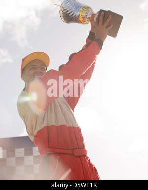 Racer holding trophy alla cerimonia di premiazione Foto Stock