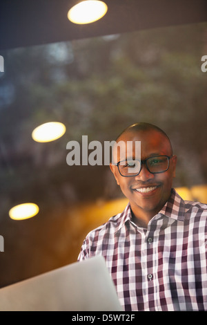 Uomo che porta documenti interni Foto Stock