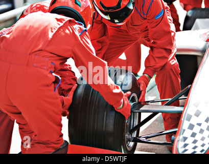 Racing team lavora al pit stop Foto Stock