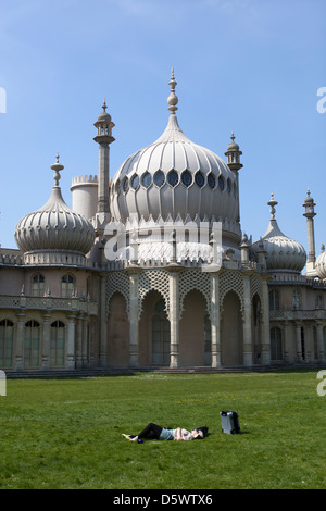 Giovane donna a prendere il sole in un parco del Royal Pavilion Brighton Foto Stock