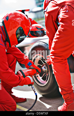 Racing team lavora al pit stop Foto Stock