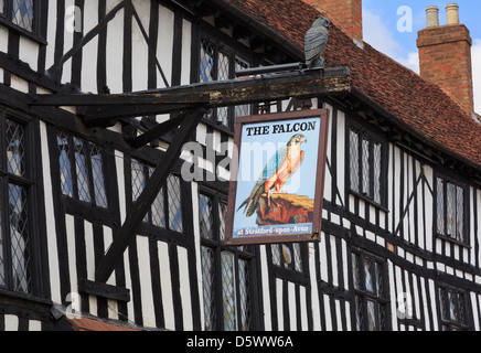 Pub segno per il Legacy Falcon Hotel del XVI secolo in bianco e nero e bianco edificio con travi di legno a Stratford-upon-Avon Warwickshire England Regno Unito Gran Bretagna Foto Stock