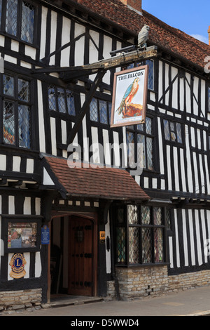 Il Legacy Falcon Hotel del XVI secolo in bianco e nero in legno facciata di edificio a Stratford-upon-Avon, Warwickshire, Inghilterra, Regno Unito Foto Stock