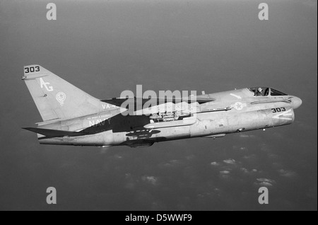 Un velivolo Corsair A-7E dello Squadrone d'attacco 46 (va-46), basato a bordo dell'USS Dwight D. Eisenhower (CVN 69), è mostrato in una vista aria-aria lato destro. L'A-7E fu utilizzato per missioni d'attacco di precisione durante la Guerra fredda. Foto Stock