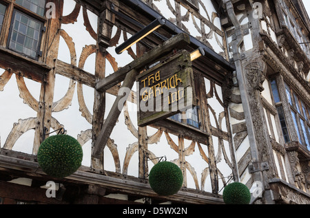 Segno Pub tradizionale per il XIV secolo Garrick Inn nero e bianco edificio con travi di legno. Stratford-upon-Avon Warwickshire England Regno Unito Foto Stock