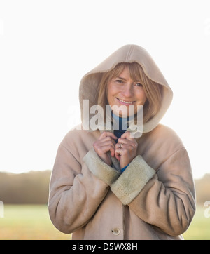 Sorridente donna più anziana in piedi all'aperto Foto Stock