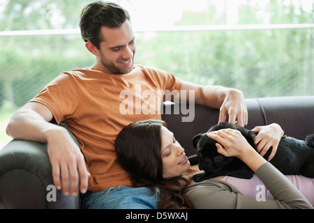 Paio di relax con cane sul divano Foto Stock