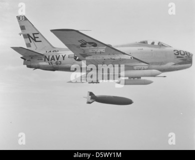 North American FJ-4B (AF-1E) 'furia' di VF-63 droppping è una bomba. Foto Stock