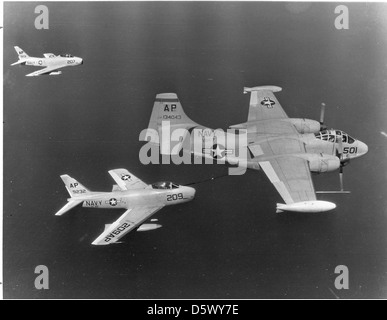 I fusti nordamericani FJ-3M del VF-62 stanno facendo rifornimento in volo da un AJ-2 Savage del VAH-7. Questa operazione, condotta nel 1958, dimostra le capacità di rifornimento in volo della Marina degli Stati Uniti. Foto Stock
