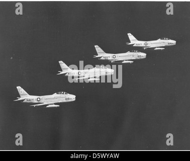 North American FJ-3M Fury Aircraft del Fighter Squadron VF-121, dimostrando capacità di aviazione navale con particolare attenzione al ruolo dell'FJ-3M nella superiorità aerea e nelle operazioni di trasporto durante gli anni '1950 Foto Stock