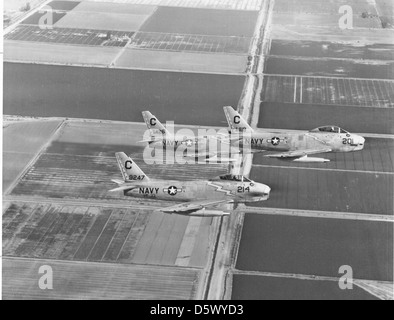Il North American FJ-3M Furys e il FJ-3 Furys del VF-33 della NAS Oceania partecipano al secondo incontro annuale Fleet Gunnery su El Centro, California, nel 1957. Questi caccia basati su vettori hanno dimostrato le loro capacità nel campo della artiglieria aria-aria e aria-terra. Foto Stock