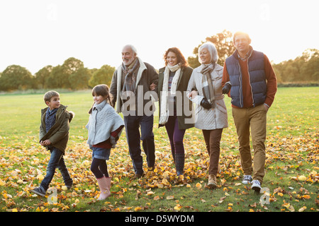 Famiglia camminare insieme in posizione di parcheggio Foto Stock