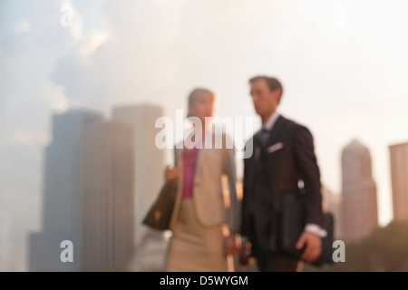 La gente di affari passeggiate nel parco urbano Foto Stock