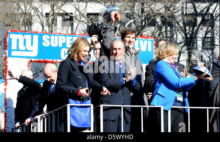 Il sindaco di New York Michael Bloomberg e giocatore di football americano Eli Manning di New York Giants di New York Giants' Foto Stock