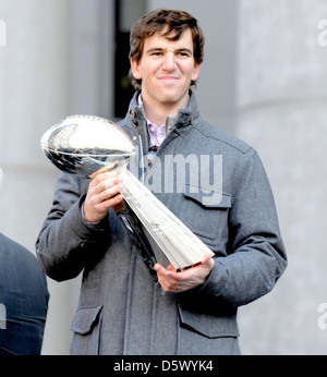 Giocatore di football americano Eli Manning di New York Giants di New York Giants' Ticker tape Victory Parade lungo il Canyon di Foto Stock