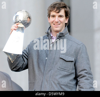 Giocatore di football americano Eli Manning di New York Giants di New York Giants' Ticker tape Victory Parade lungo il Canyon di Foto Stock