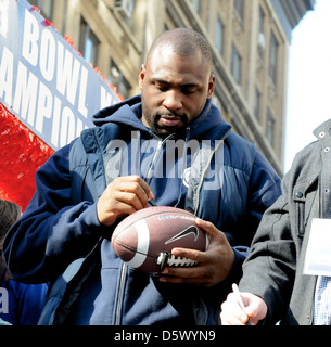 Giocatore di football americano Brandon Jacobs di New York Giants di New York Giants' Ticker tape Victory Parade lungo il Canyon di Foto Stock