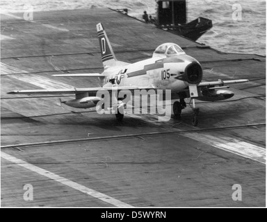Un FJ-3M del Fighter Squadron VF-121 nordamericano atterra sul ponte della USS Lexington (CVA-16), una portaerei di classe Forrestal. L'FJ-3M era un caccia basato su portaerei utilizzato dalla US Navy negli anni '1950 e '1960, noto per la sua versatilità sia in ruoli di combattimento aria-aria che aria-terra. Foto Stock