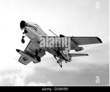 North American fj-3m (f-1c) 'furia' di VF-121 atterra sul ponte della USS Lexington (CVA -16). Questa vista mostra la marcia e gancio di coda verso il basso e i supporti per artiglieria. Foto Stock