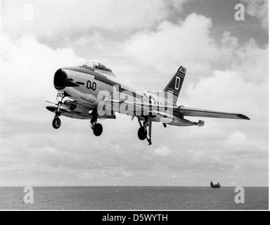 Il North American FJ-3M Fury del VF-121 del CAG-12 atterra sulla USS Lexington (CVA-16) nel Pacifico occidentale, mostrando il suo ruolo nelle operazioni basate sui vettori. Foto Stock