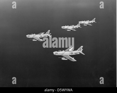 Il North American FJ-3M Fury, un caccia basato su portaerei, è mostrato in volo come parte del VF-84. L'FJ-3M era una versione aggiornata della serie Fury, utilizzata dalla US Navy negli anni '1950 Foto Stock