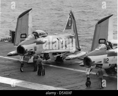 Il North American FJ-3M 'Fury' era un caccia basato sulle portaerei utilizzato dalla Marina degli Stati Uniti. Questa versione era di stanza a bordo della USS Lexington (CVA-16) e servì durante le operazioni nel Pacifico occidentale. Foto Stock