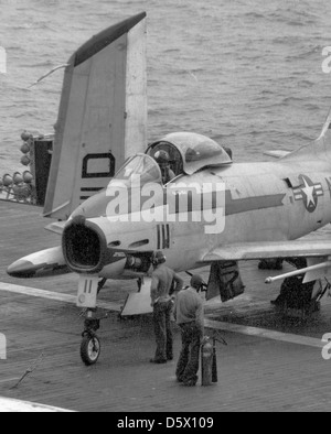 Il North American FJ-3M Fury del VF-121 è di stanza nella cabina di pilotaggio della USS Lexington durante il suo dispiegamento nel Pacifico occidentale. Il Fury era un caccia basato sulle portaerei utilizzato dalla US Navy per le missioni di superiorità aerea. Foto Stock
