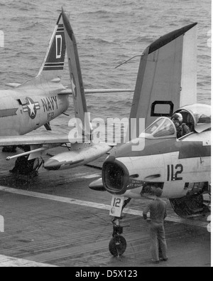 Il North American FJ-3M Fury del VF-121 si trova sul ponte di volo della USS Lexington (CVA-16) nel Pacifico occidentale. L'FJ-3M era un caccia basato sulle portaerei utilizzato dalla Marina degli Stati Uniti durante la Guerra fredda. Foto Stock