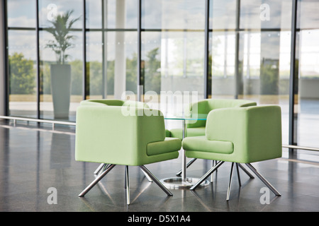 Tavolo e sedie in office area lobby Foto Stock