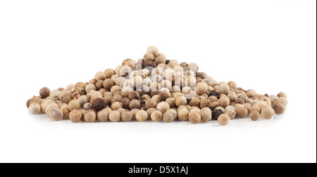 Pepe bianco grani isolati su sfondo bianco Foto Stock
