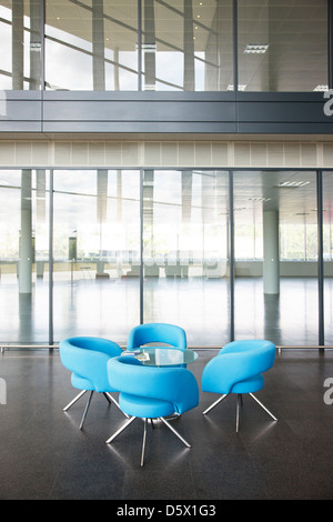 Tavolo e sedie in office area lobby Foto Stock