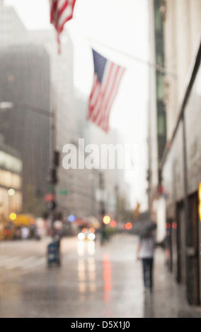 Vista offuscata di bandierine americane sulla strada di città Foto Stock