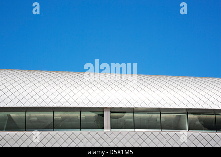 Tetto di edificio moderno e cielo blu Foto Stock