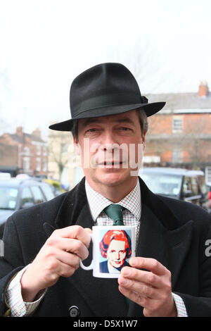 Grantham, Lincolnshire, Regno Unito. Il 9 aprile 2013. La baronessa Margaret Thatcher morte 9 aprile 2013 UK Independence Party (UKIP) leader Nigel Farage, detiene una tazza con una foto di Margaret Thatcher su di esso a Grantham, Lincolnshire. Ex primo ministro del Regno Unito la baronessa Margaret (Maggie) Thatcher è nato a Grantham, Lincolnshire, nel 1925, e ha portato il Partito conservatore di tre vittorie consecutive. Pic: Paolo Marriott Fotografia/Alamy Live News Foto Stock