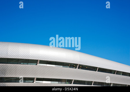 Tetto di edificio moderno e cielo blu Foto Stock