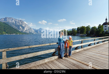 Traunsee Estate Lago di Gmunden (Austria). Il passaggio in legno per Seeschloss Ort e sulla famiglia. Foto Stock