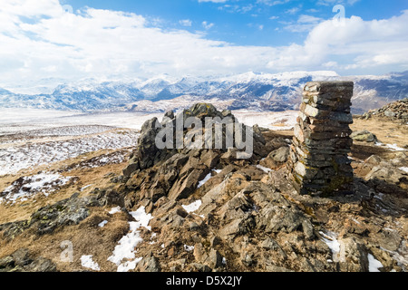 Il vertice cairn di seduta alta nel Lake District in Cumbria Foto Stock