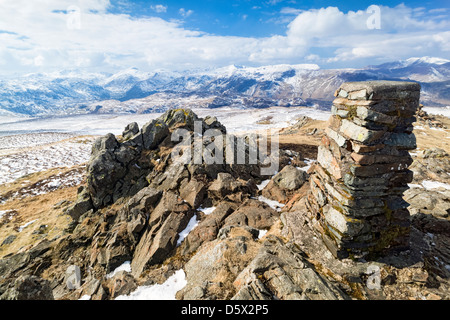 Il vertice cairn di seduta alta nel Lake District in Cumbria Foto Stock