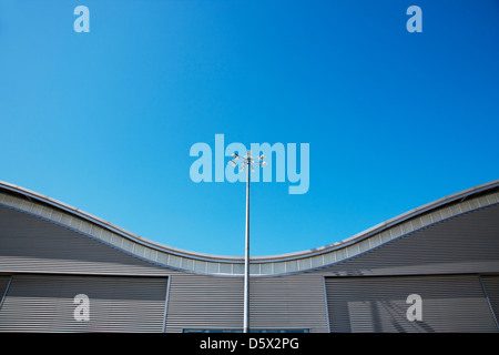 Tetto di edificio moderno e cielo blu Foto Stock