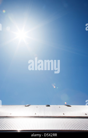 Tetto di edificio moderno e cielo blu Foto Stock