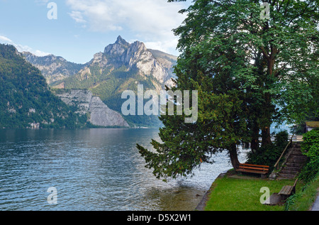 Panca in legno nei pressi di Traunsee Estate Lago (Traunkirchen, Austria). Foto Stock