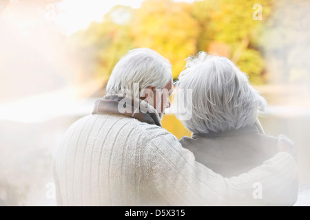 Coppia di anziani in piedi insieme in posizione di parcheggio Foto Stock