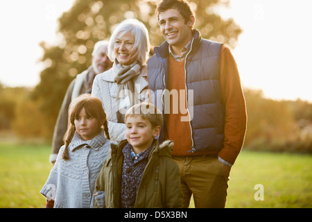 Famiglia camminare insieme in posizione di parcheggio Foto Stock