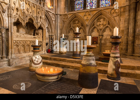 Enormi vasi di Gilbert portacandele in area di ricordo e di preghiera, Angelo coro, Cattedrale di Lincoln, Lincolnshire, England, Regno Unito Foto Stock